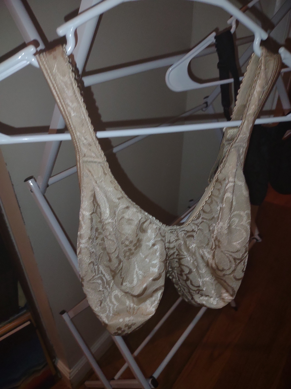 A Pair  of 18 Hour Wirefree Playtex Bras(38DD)